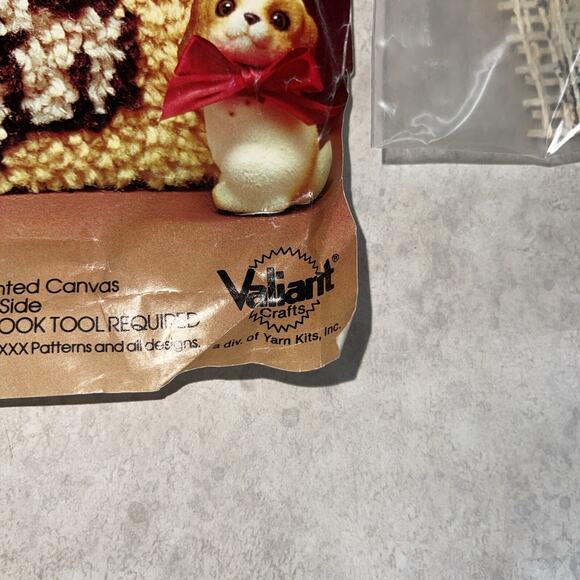 Vtg latch hook kit Poochie Dog Puppy 12x12” Valiant Crafts USA Wall Decor YKI - Picture 4 of 8